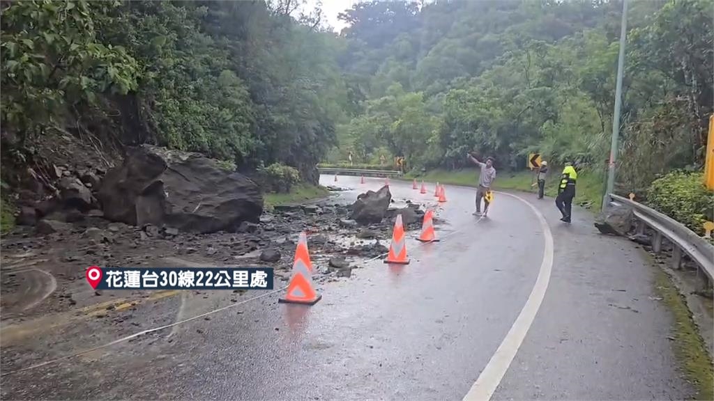 薇帕雨彈狂炸花東 學生冒風雨撐傘等公車 水淹腳踝