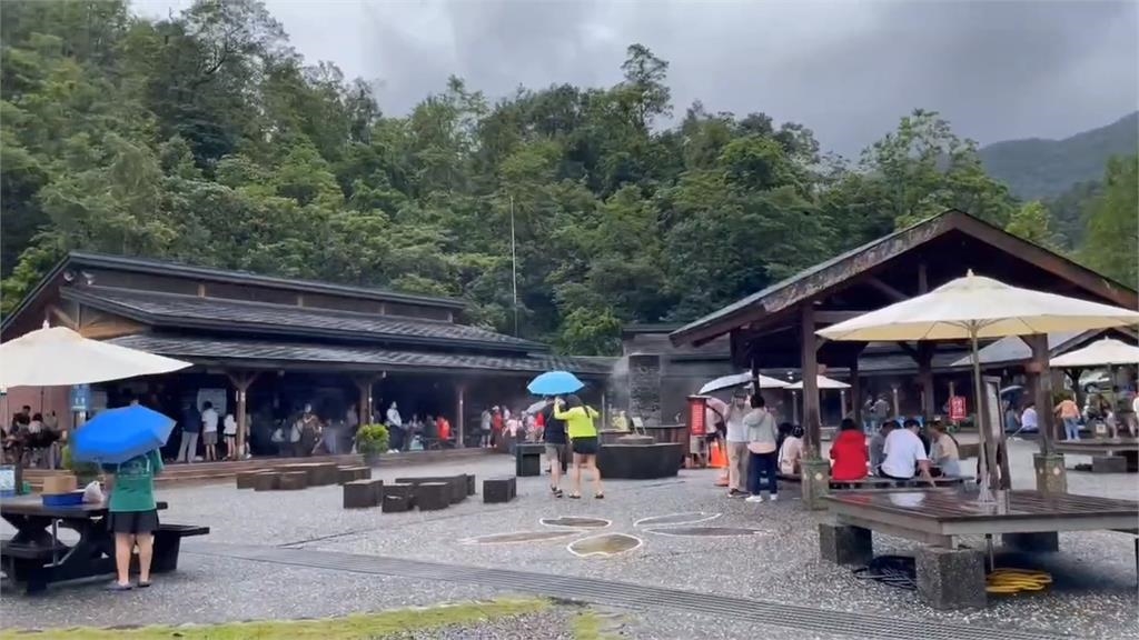 外圍環流影響宜蘭下起間歇性雨勢 地熱公園遊客少、童玩節人氣不減