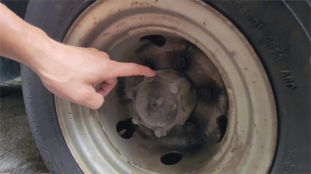 輪胎「投胎」? 砂石車疑輪軸斷裂 右前輪掉進海裡