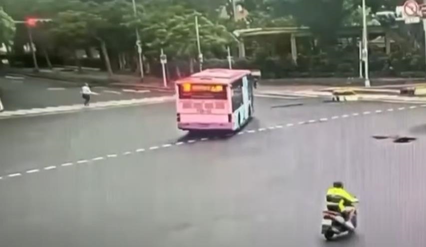 名醫命喪公車輪反遭怪「沒看路」！粉專憶2年前慘劇轟「1類人」：亂鼓吹快速行