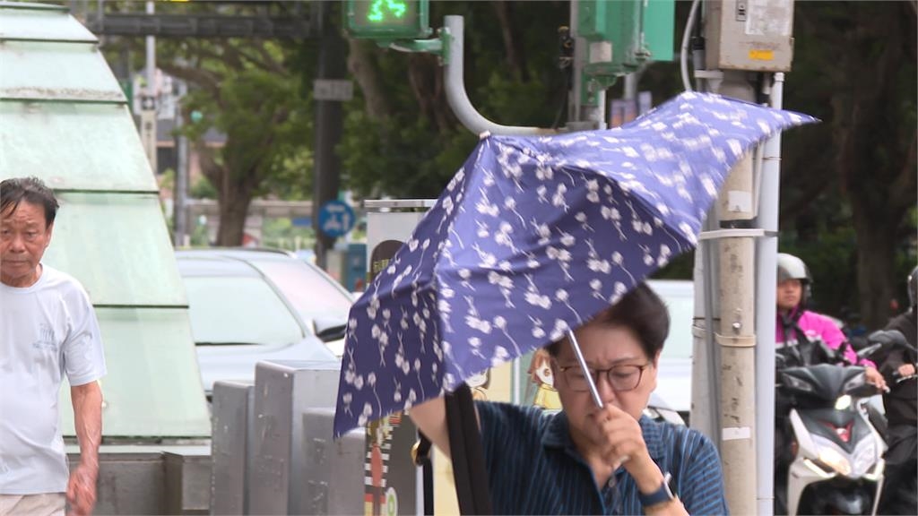輕颱薇帕暴風圈中午最近台 南北強風、東部豪雨