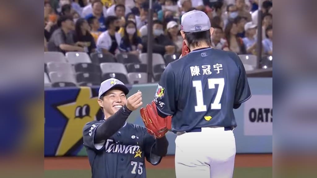 中職(影)／明星賽場上大放閃！陳晨威隔空嘟嘴示愛、郭俊麟下跪向「他」求婚