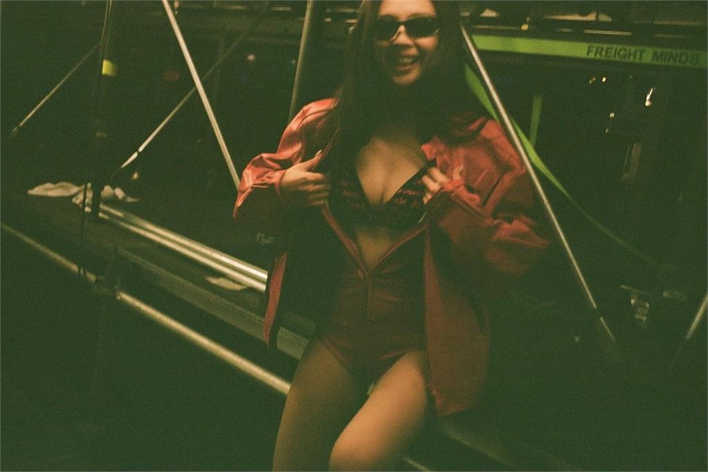 Jennie掀衣5秒「Q饅頭彈出」!比基尼「高貴身世」遭起底:世上只有1件