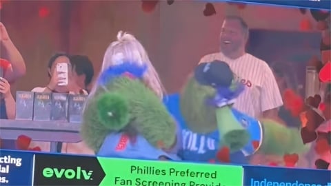 MLB(影)／費城人吉祥物有夠會玩！球場大螢幕模仿「CEO婚外情」事件笑翻網友