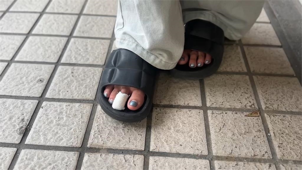 惡霸犬釀禍！新竹女騎腳踏車遇襲「腳趾甲掉落」爆血提告