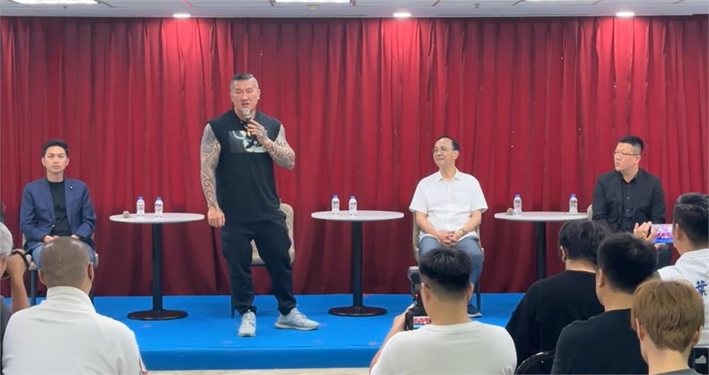 國民黨青年沙龍「壯漢知識藍」竟是館長！喊「我們是中國人」遭網吐槽：誰跟你一樣