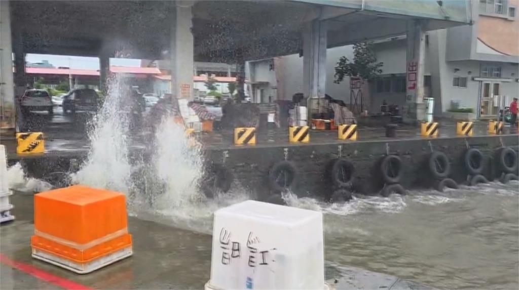薇帕颱風外圍環流+漲潮 屏東東港魚市場大淹水