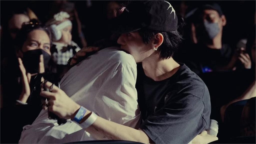 28歲女星演唱會突衝觀眾席　「擁抱男友痛哭」原因曝光網嚇傻