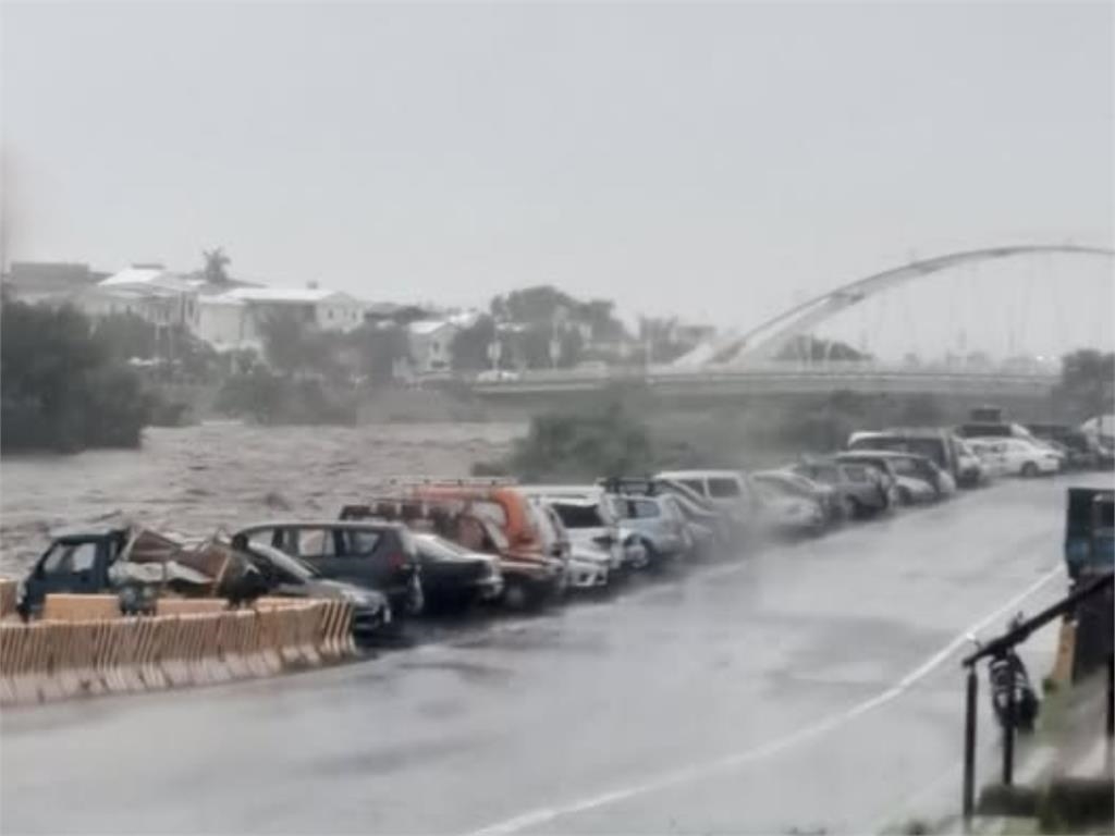 颱風低壓帶接力狂炸台東「紅到紫爆」 豪雨猛灌太平溪暴漲嚇壞網:快潰堤!