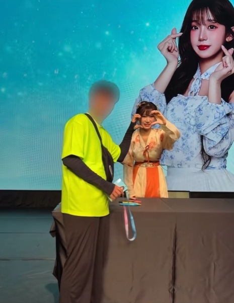 李珠珢和男粉拍照「一臉嫌棄還抽手」畫面曝!台網友心碎:還想著男友吧