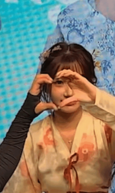 李珠珢和男粉拍照「一臉嫌棄還抽手」畫面曝!台網友心碎:還想著男友吧