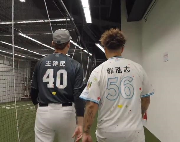 郭泓志拿「龍仔球棒」開轟!對比「18年前歷史一轟」球迷看哭:台灣正港二刀流