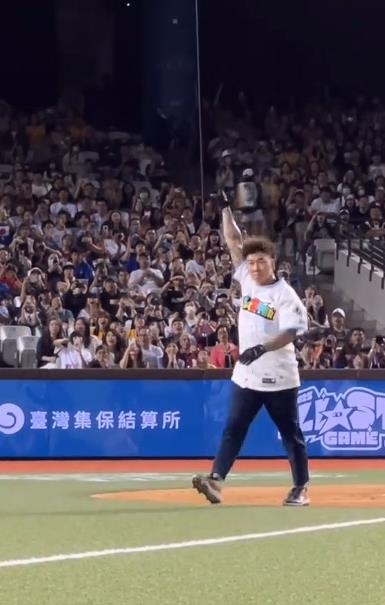 郭泓志拿「龍仔球棒」開轟!對比「18年前歷史一轟」球迷看哭:台灣正港二刀流