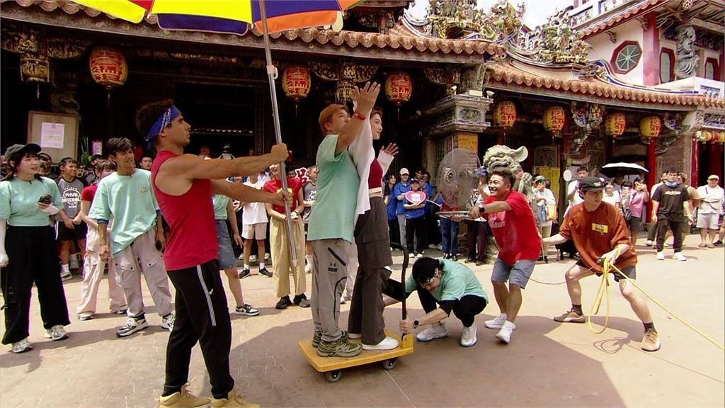 《綜藝大集合》胡瓜、胡祖薇推車上演「鐵達尼號」！阿翔無奈37度高溫在瞎忙什麼