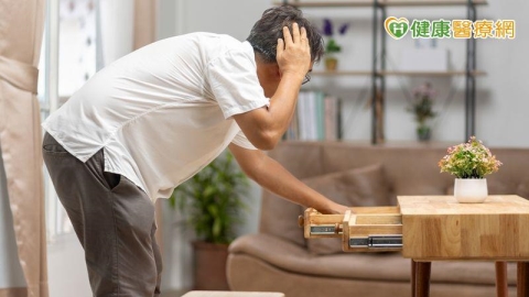 不只忘東忘西! 醫揭「失智症新興風險因子」:別忽略聽力與視力問題