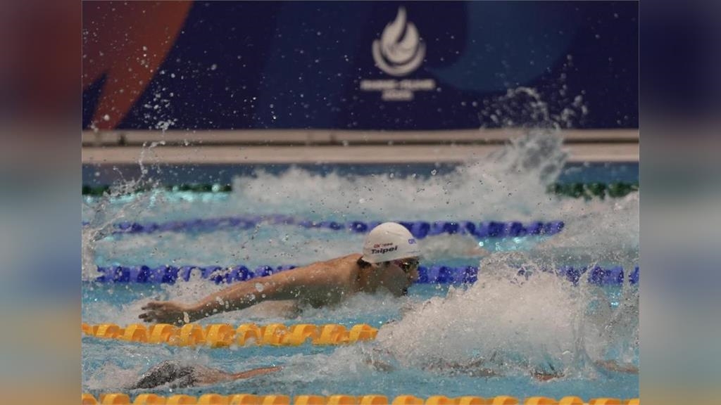 世大運／差0.01秒驚險壓線晉級！「台灣蝶王」王冠閎晉級100蝶決賽