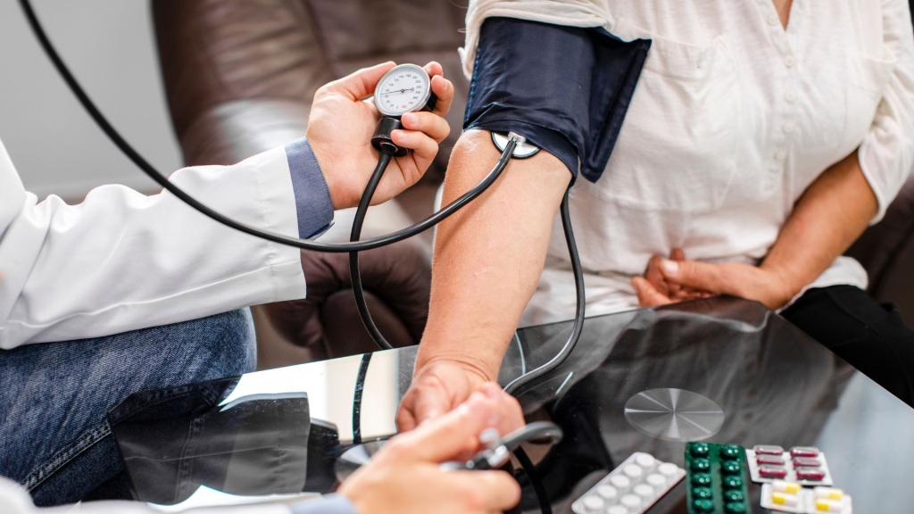 「白袍高血壓」你也有？成人必學量血壓「722」黃金法則！