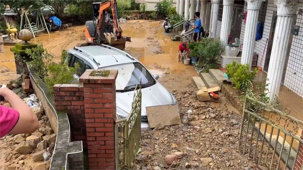驚險!南投連日降雨釀土石流 大量土石沖進3民宅