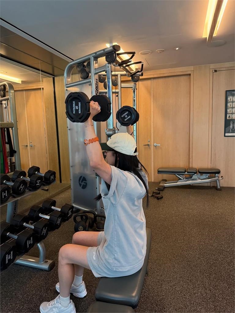 周興哲出賣愛妻私下健身模樣！「超真實面貌」他不忍吐槽1句…網笑：有夠皮