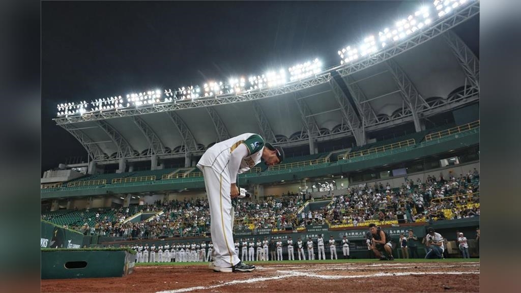 中職(影)／忍喪妻之痛堅持返球場！台鋼魔鷹賽後致意「一席話」逼哭球迷