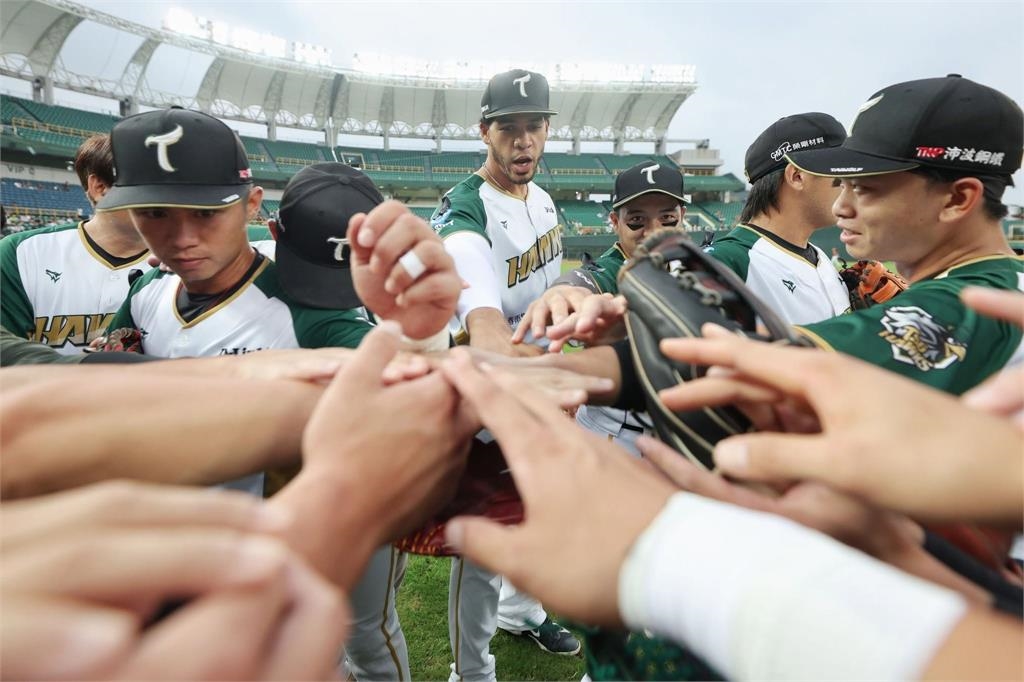 中職(影)／忍喪妻之痛堅持返球場！台鋼魔鷹賽後致意「一席話」逼哭球迷