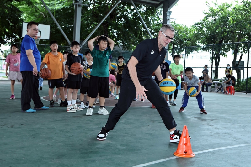 籃球／台灣隊球星來啦！男籃主帥圖齊、林秉聖下鄉指導彰化小球員