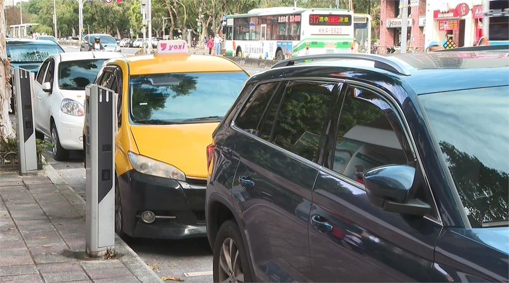 路邊停車「閃雙黃燈or打方向」才對？警給正解「錯1事」恐罰3600元