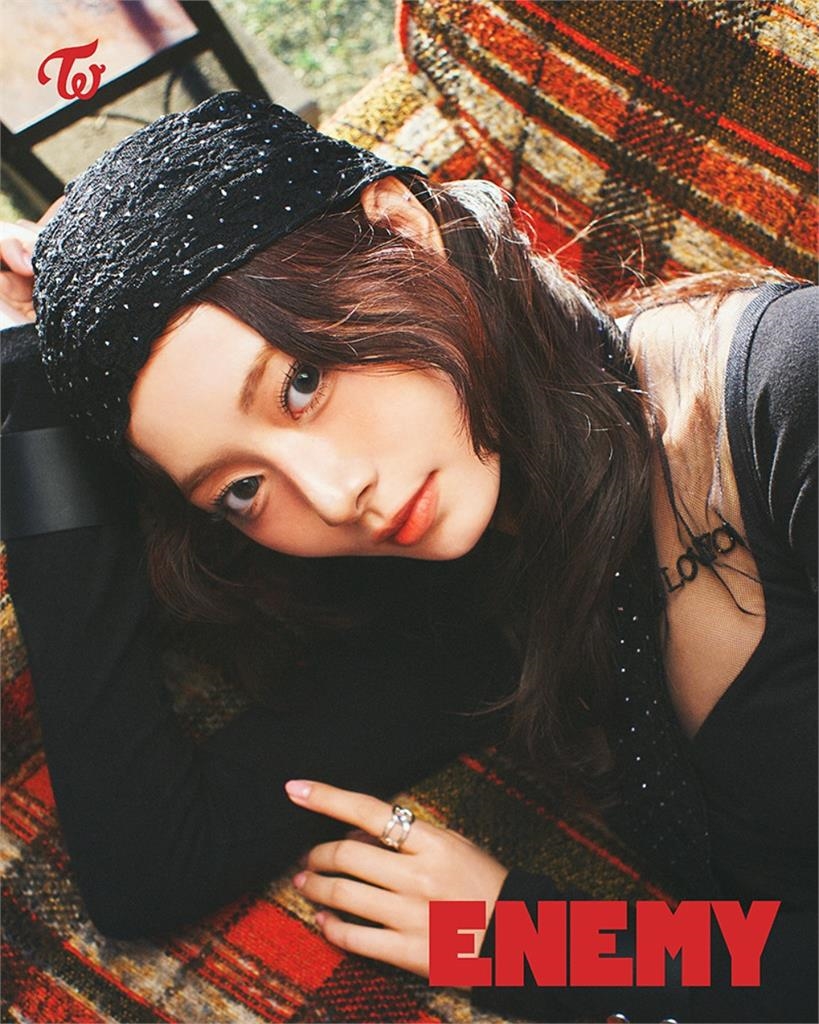 TWICE日本回歸曝「暗黑搖滾風」！子瑜化身「高冷女王」網讚：可鹽可甜