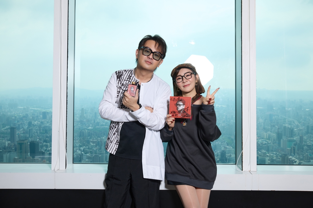 王彩樺疼惜歌壇新人!熱情助陣暖舉曝光 狂比「一手勢」祝福大成功