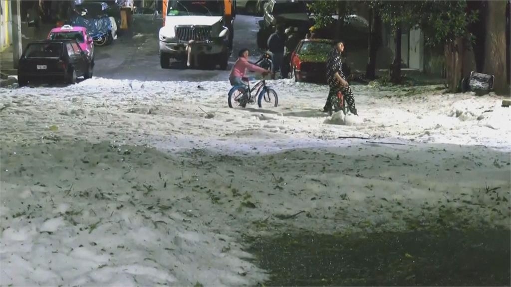 七月雪！　墨西哥７月罕見降雪下冰雹　街道染成銀白