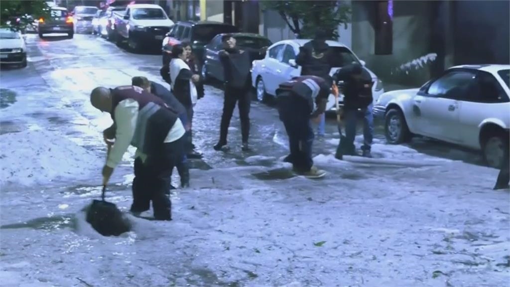 七月雪！　墨西哥７月罕見降雪下冰雹　街道染成銀白