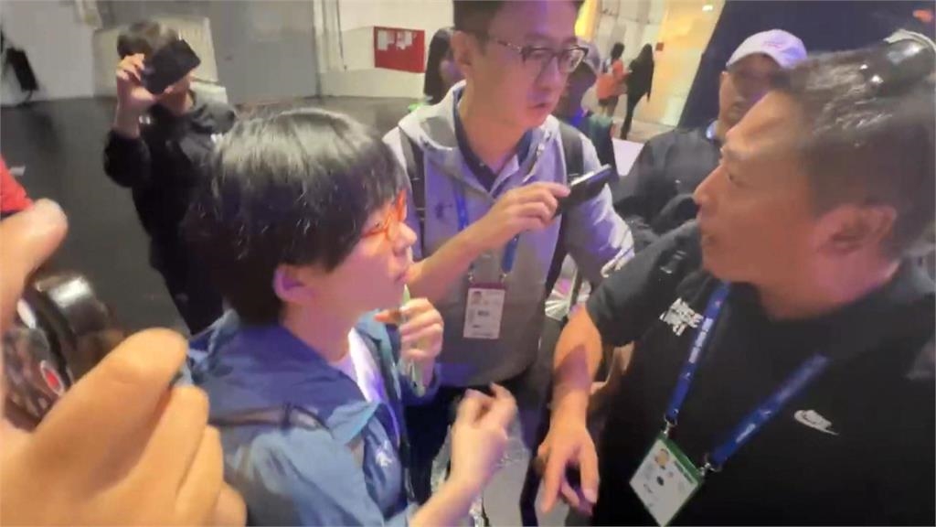 劣！中國惡霸野蠻行徑國際放送　硬搶台灣隊賀電民視記者阻擋回嗆