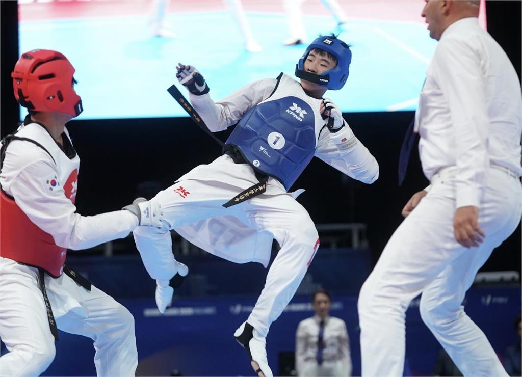 世大運(影)／拚到賽服都撕破！台灣跆拳道男團不敵南韓收下銀牌