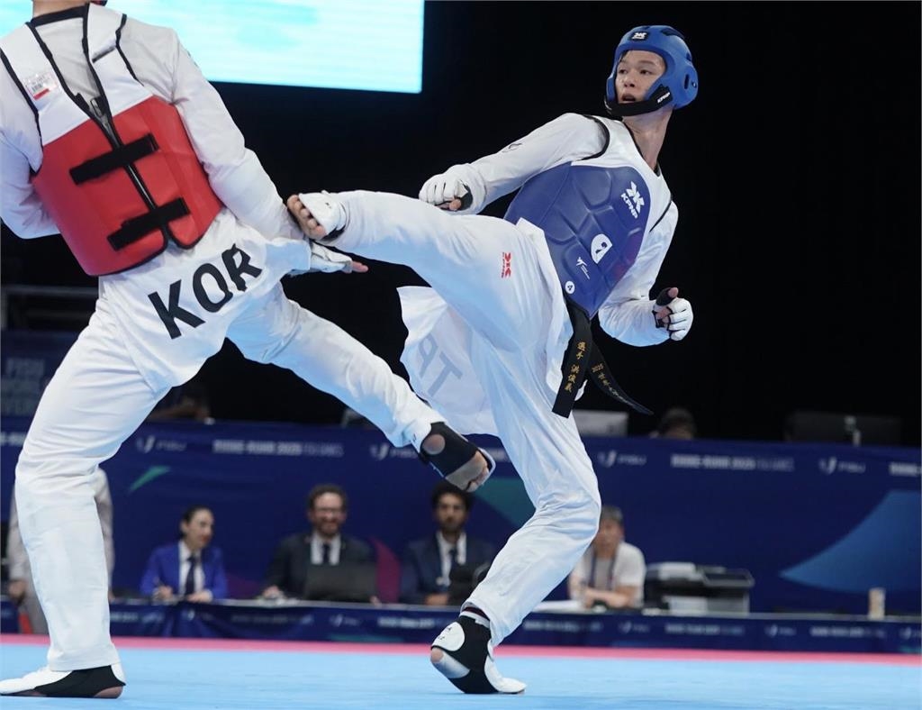 世大運(影)／拚到賽服都撕破！台灣跆拳道男團不敵南韓收下銀牌