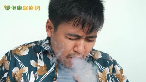吸電子菸竟雙手發黑　醫師警告：可能致命