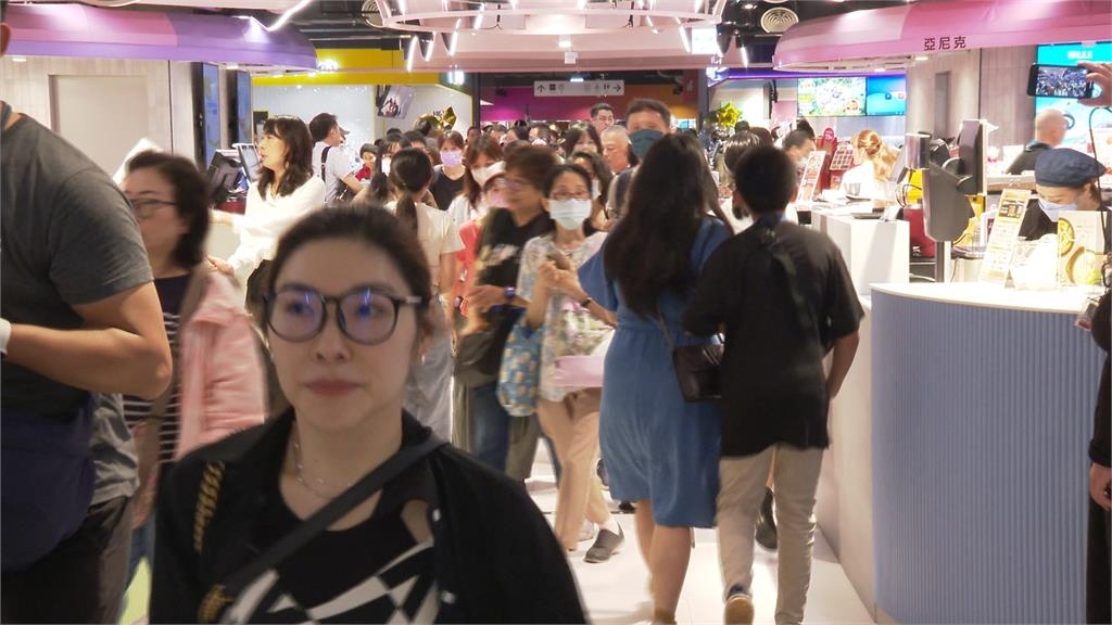 Dream plaza開幕遊客特地從宜蘭來！統一董座羅智先夫婦心情好鏡頭前鬥嘴鼓