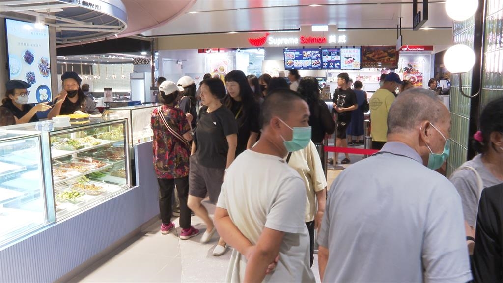 Dream plaza開幕遊客特地從宜蘭來！統一董座羅智先夫婦心情好鏡頭前鬥嘴鼓