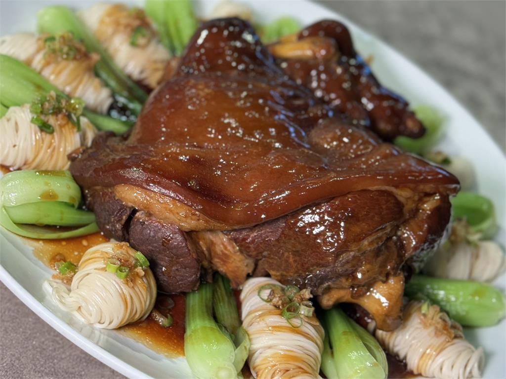 幫父母添壽!睽違19年「閏六月」 黃仁勳最愛豬腳店擠爆