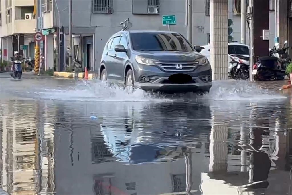 快新聞／上班注意！高雄鼓山哨船頭環港道路「海水倒灌」　路面淹水難以通行