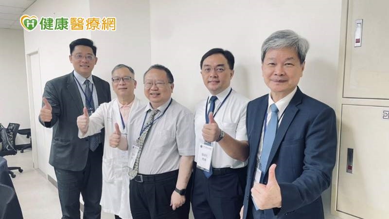 攝於中華民國重症醫學會工作坊活動,翁紹仁理事長(右二)與尹彙文醫師(右一)及陳韋成醫師(左一)