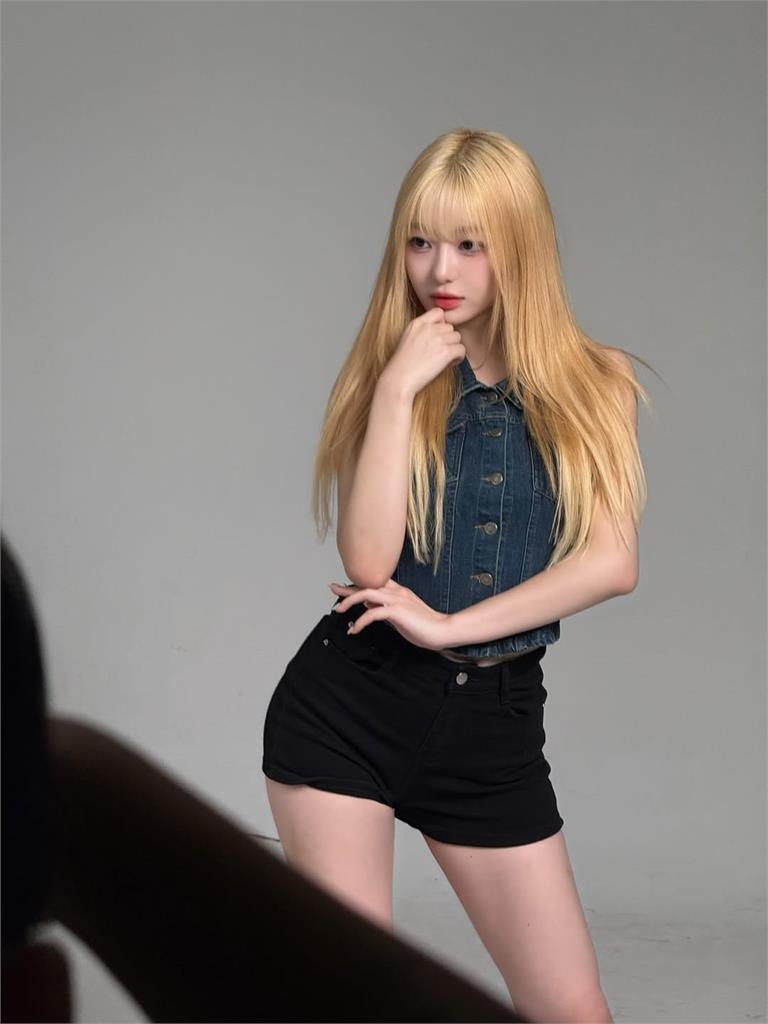 韓暴紅應援女神「粉絲服務累到蹲地」！遭近百狂粉「包圍強拍」網愣：讓她休息