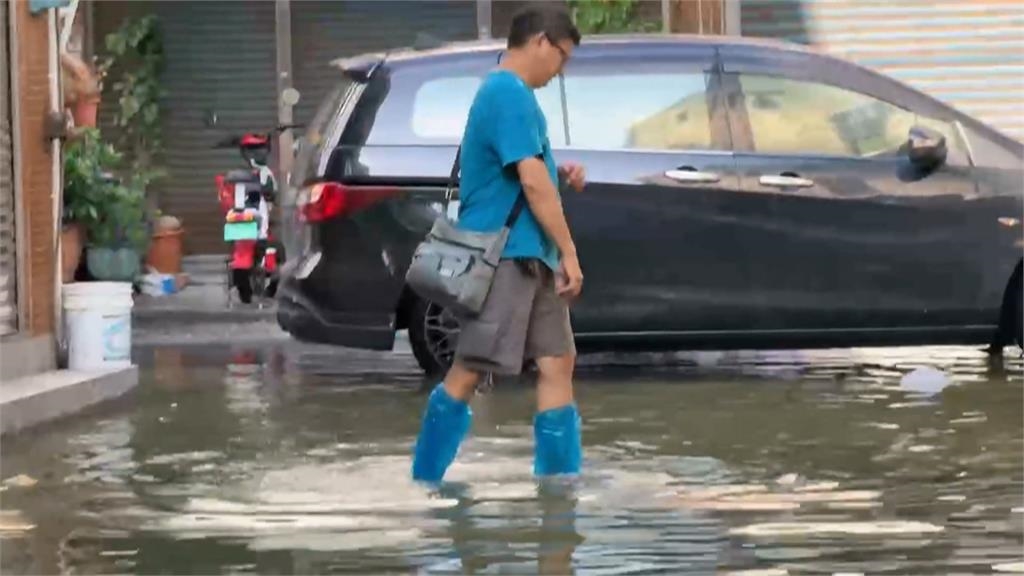 年度天文大潮又淹！　高雄西子灣海水倒灌、茄萣水淹到小腿