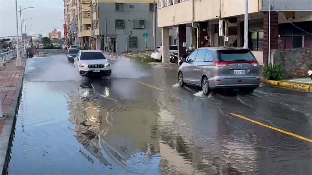 年度天文大潮又淹！　高雄西子灣海水倒灌、茄萣水淹到小腿