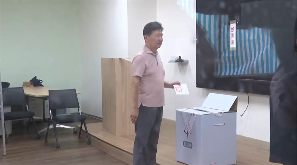 趙少康違規大亮票！賈永婕投票遭警告「別學」本人4字回應笑翻網