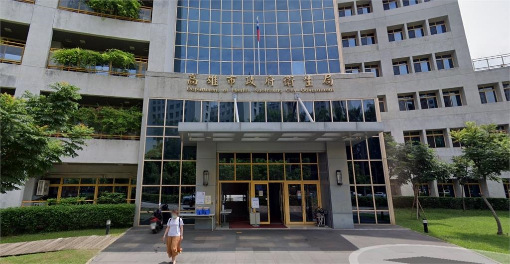 連鎖餐廳員工「舔抹布又舔餐檯」畫面瘋傳！全網痛批「噁心」衛生局要罰了