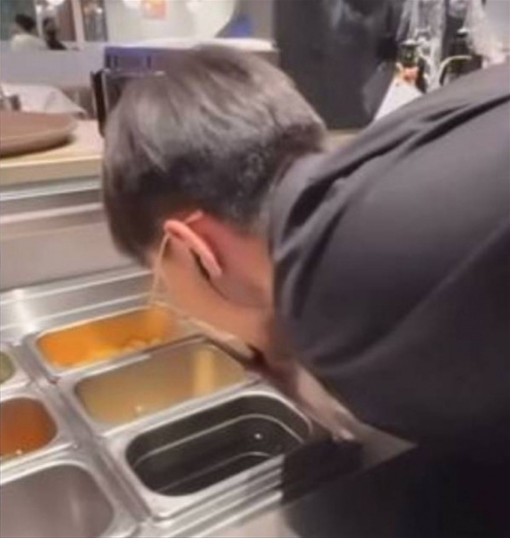 連鎖餐廳員工「舔抹布又舔餐檯」畫面瘋傳！全網痛批「噁心」衛生局要罰了