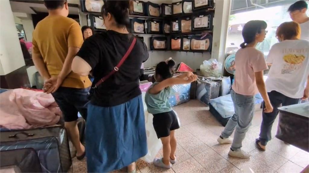 高雄大雨寢具店淹水　棉被、床套組泡水半價出清　民眾撿便宜