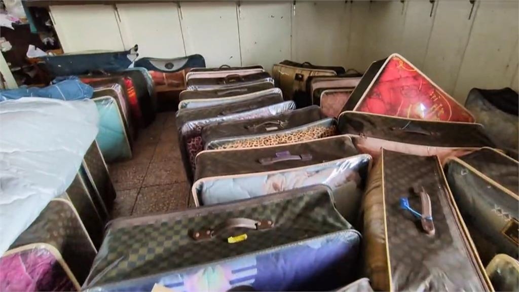 高雄大雨寢具店淹水　棉被、床套組泡水半價出清　民眾撿便宜