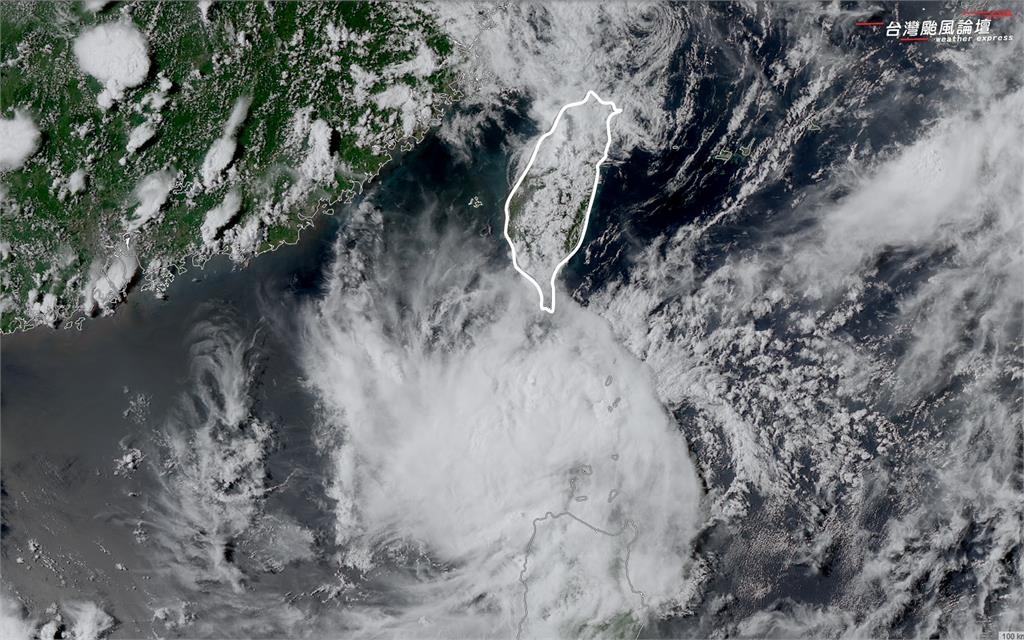 颱風雨彈衝到中南部9縣市!竹節草「裸奔又亂丟衣服」畫面曝…逼近台灣