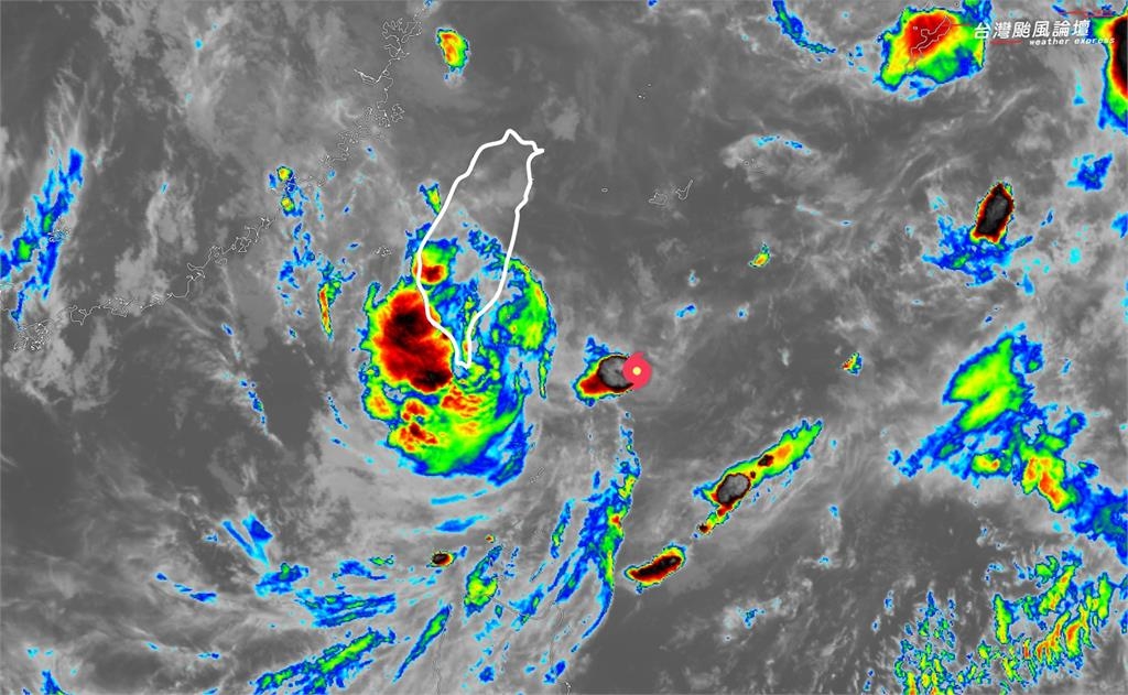 颱風雨彈衝到中南部9縣市!竹節草「裸奔又亂丟衣服」畫面曝…逼近台灣